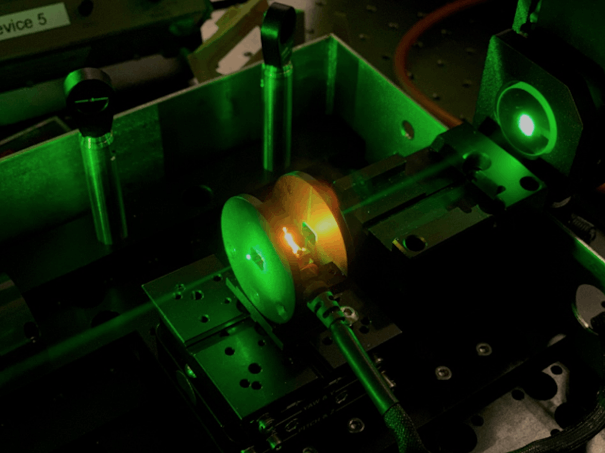 Singular Light: Integrated Single Mode Laser Converter